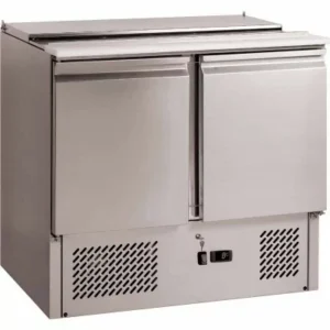 ### L2G - Saladette Inox avec Couvercle Télescopique Optimisez votre espace de travail avec la saladette inox L2G, idéale pour maintenir vos produits frais à portée de main. Grâce à sa conception professionnelle, cet équipement permet de conserver vos ingrédients à une température réglable entre +2°C et +8°C. #### Informations : - **Construction** : Inox intérieur et extérieur, offrant durabilité et hygiène. - **Réfrigération** : Assistée avec une plage de température de +2°C à +8°C, même à 40°C ambiant, grâce à un groupe logé équipé d'un compresseur EMBRACO. - **Capacité** : Prévu pour 2 bacs GN 1/1 et 2 bacs GN 1/4 (non fournis), offrant une grande capacité de stockage. - **Plan de travail** : En polyéthylène, d'une profondeur de 135 mm. - **Portes** : 2 portes GN 1/1, avec un système de fermeture automatique. - **Dotation** : Inclus 1 niveau de glissières et 1 grille par porte pour un rangement optimal. - **Couvercle** : Télescopique en inox pour un accès facile et pratique. - **Dégivrage** : Automatique pour un entretien simplifié. - **Isolation** : 35 mm en mousse polyuréthane pour une efficacité énergétique. - **Thermostat** : Électronique DIXELL, garantissant un contrôle précis de la température. - **Gaz réfrigérant** : R600a. - **Bacs** : Non fournis. #### Alimentation : - **Alimentation** : 230 V (mono). - **Puissance** : 250 W. #### Caractéristiques Techniques : - **Format** : GN 1/1. - **Nombre de portes** : 2. - **Groupe** : Compact. - **Température ambiante maximale** : +40°C. - **Réfrigération** : Assistée. #### Autres : - **Niveau de gamme** : Eco. - **Garantie** : 1 an pièces, main d'œuvre et déplacement. #### Mots-clés : saladette inox, couvercle télescopique, réfrigération assistée, GN 1/1, L2G, équipement de cuisine professionnelle.